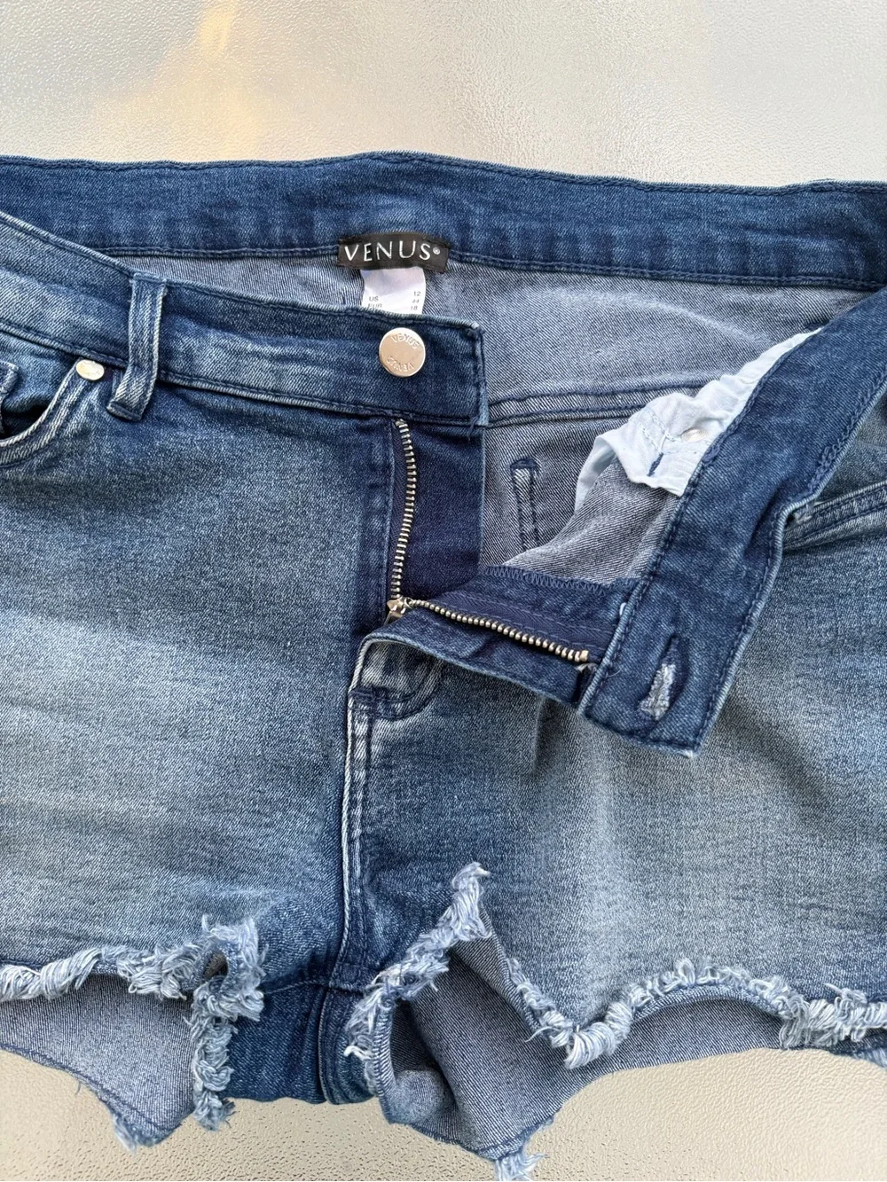VENUS Medium-Wash Frayed Hem Mid-Rise Blue Denim Short Shorts ~ Women’s 12